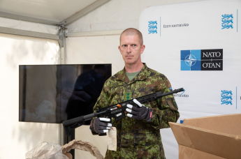 Командующий Силами обороны Эстонии генерал-майор Мартин Херем во время демонстрации новых автоматов R20