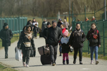Украинские беженцы на пограничном переходе в Медыке, Польша