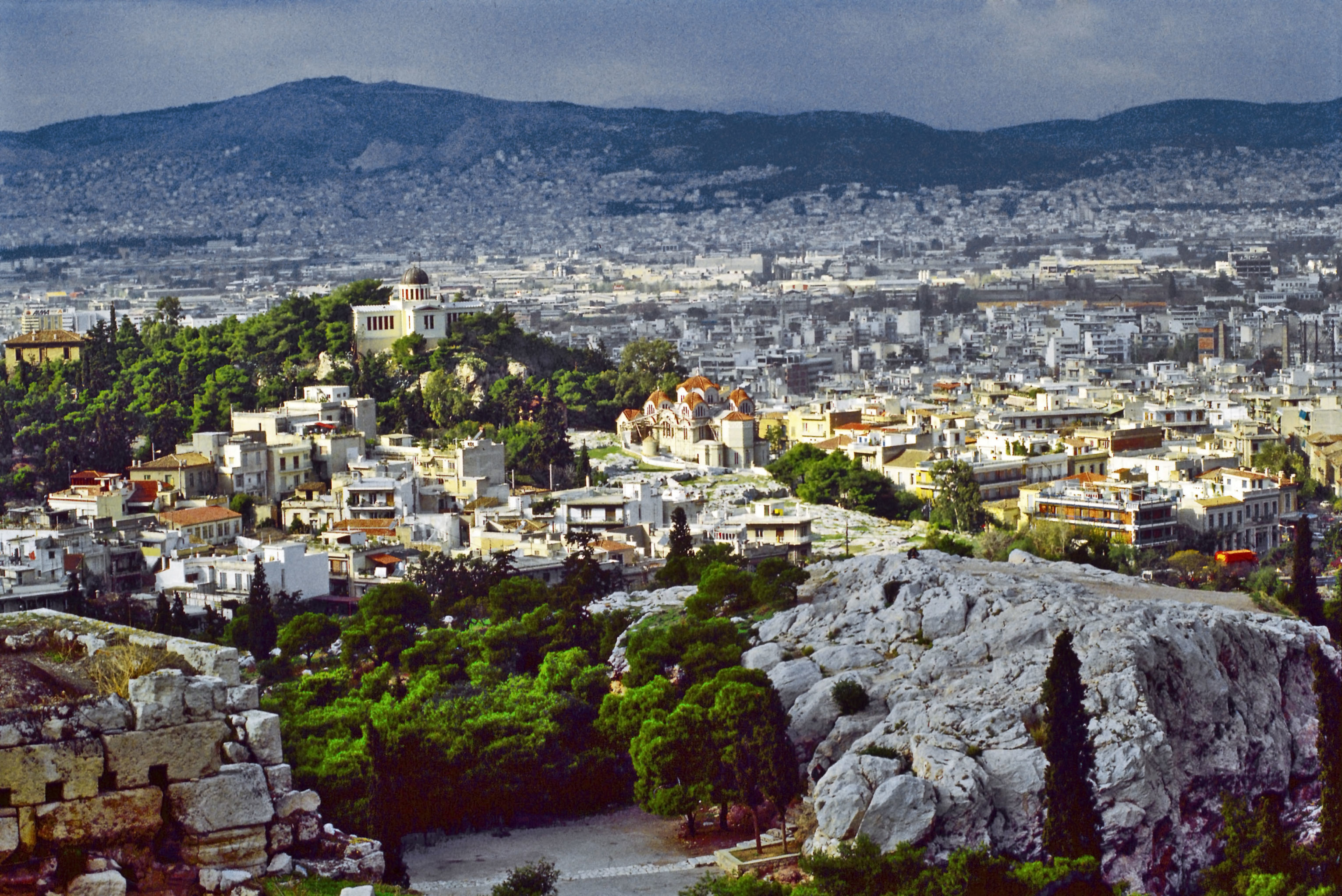 Вид на город Афины в Греции с вершины Акрополиса