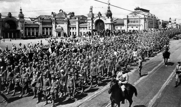 Колонна пленных немцев на улице Горького (ныне 1-я Тверская-Ямская) в Москве, 1944