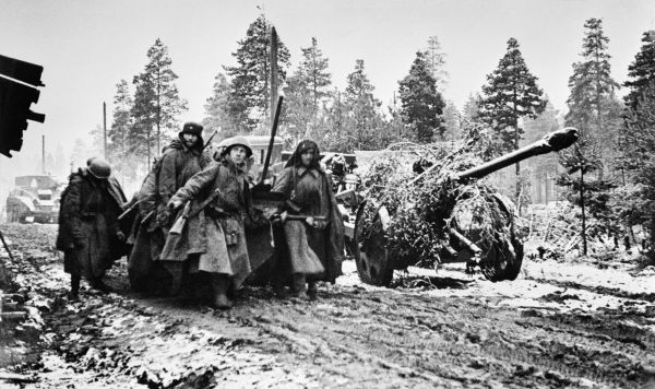 Бойцы везут замаскированную дивизионную пушку Ф-22 по размытым дорогам, Ленинградский фронт, 1941 год