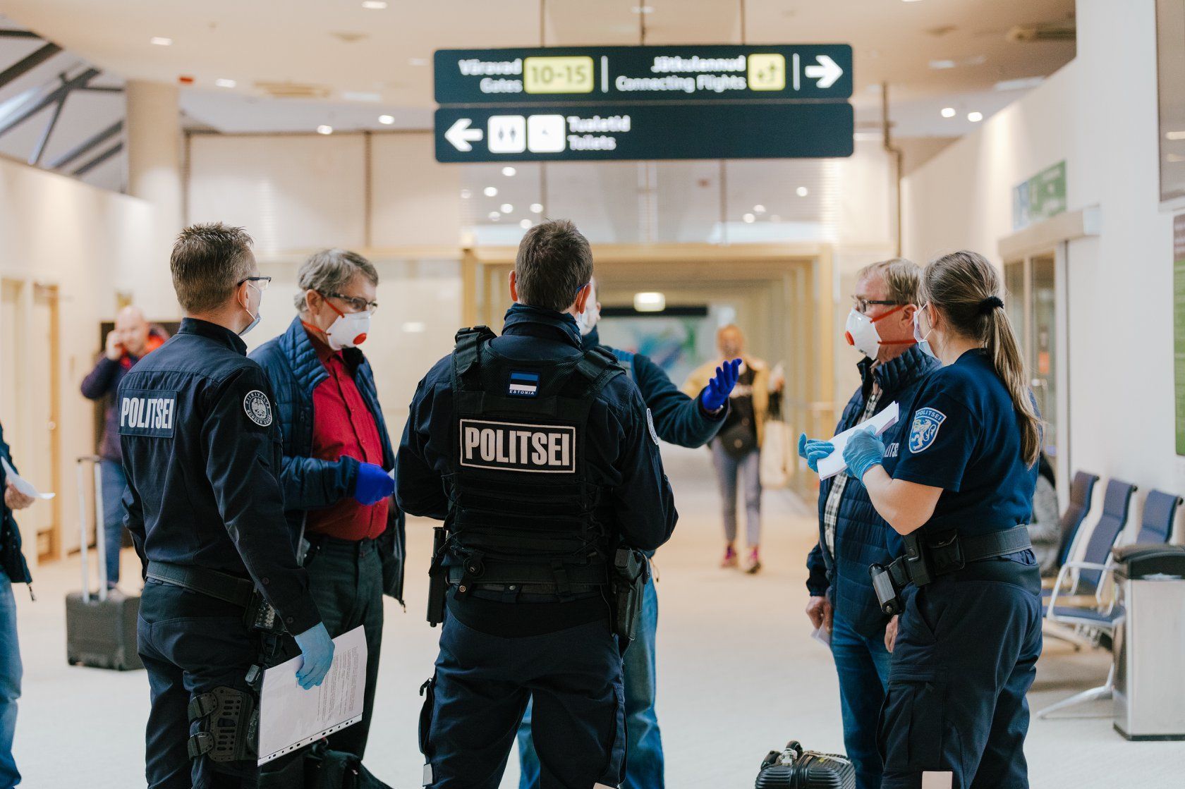 Сотрудники пограничного пункта в Таллинском аэропорту проверяют и инструктируют пассажиров, прибывающих из регионов c повышенным риском распространения коронавируса