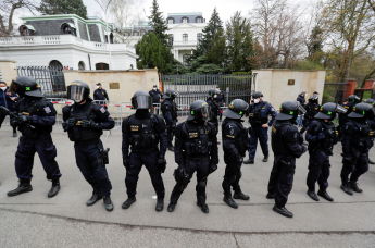 Сотрудники полиции у посольства России в Чехии во время акции протеста в Праге, Чехия, 18 апреля 2021 года