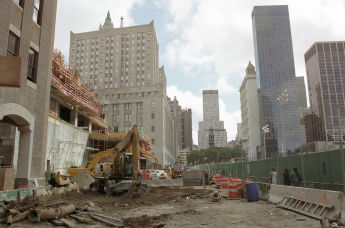 Расчистка завалов на месте взрыва Всемирного Торгового центра в Нью-Йорке