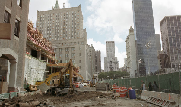 Расчистка завалов на месте взрыва Всемирного Торгового центра в Нью-Йорке