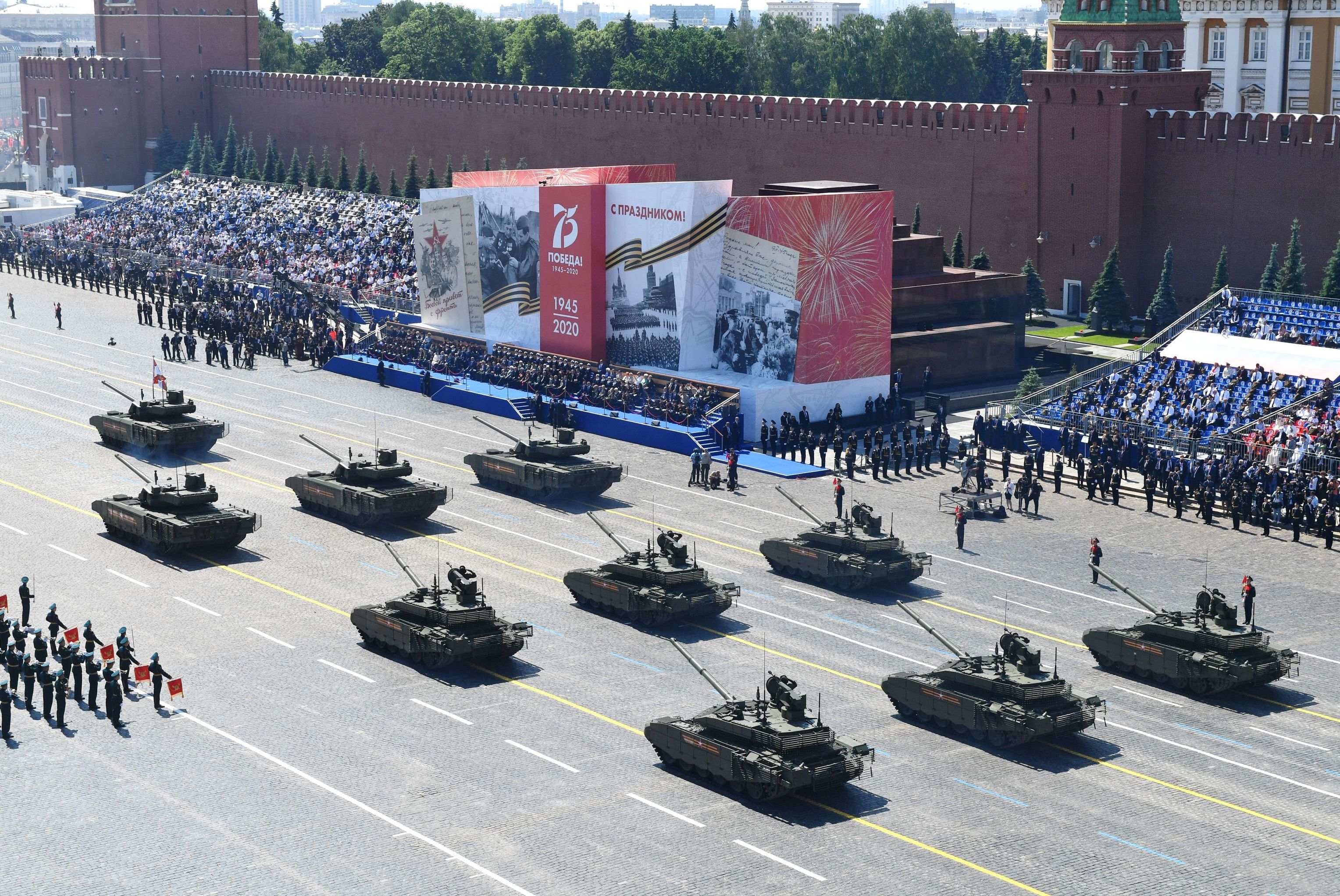 Танки Т-14 "Армата" и Т-90М "Прорыв-3" на Красной площади во время Парада в честь 75-летия Победы в ВОВ