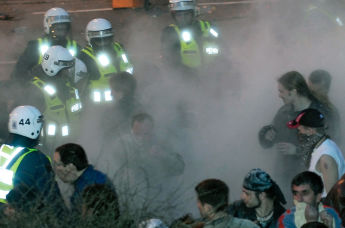 Полиция Эстонии проводит задержание митингующих у памятника Воину-освободителю в Таллине, 27 апреля 2007 