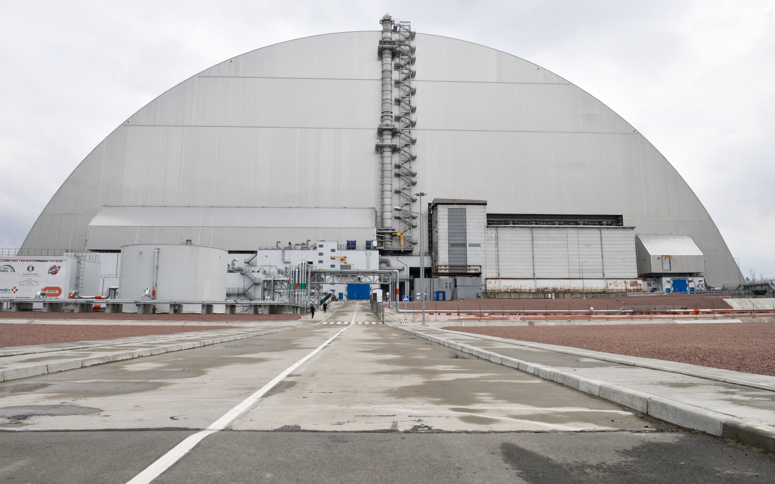 Изоляционное арочное сооружение (Новый безопасный конфайнмент) над разрушенным в результате аварии 4-м энергоблоком Чернобыльской АЭС