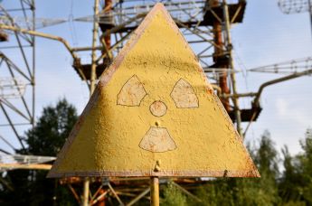 Знак радиации в зоне отчуждения Чернобыльской АЭС