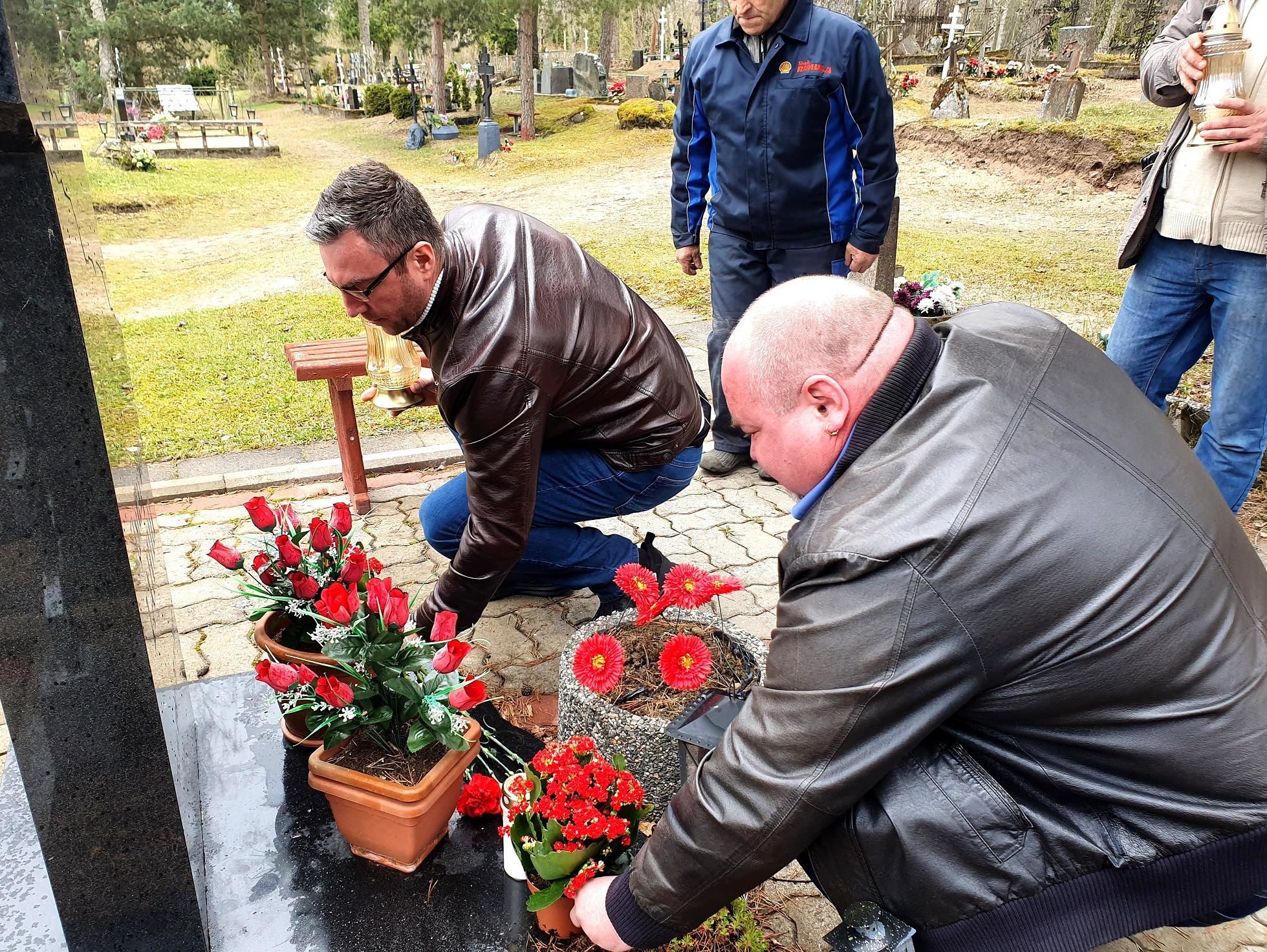 Участники секции  "Потомки участников Великой Отечественной войны" возлагают цветы и свечи у могилы Дмитрия Ганина в городе Муствеэ, 2021 год