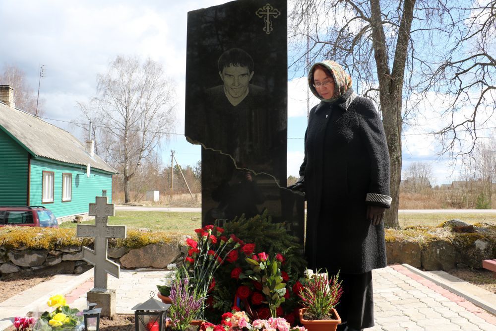 Вера Ганина в десятую годовщину гибели у могилы своего сына Дмитрия Ганина, убитого во время апрельских событий 2007 года