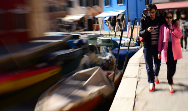 Туристы на одном из каналов Венеции