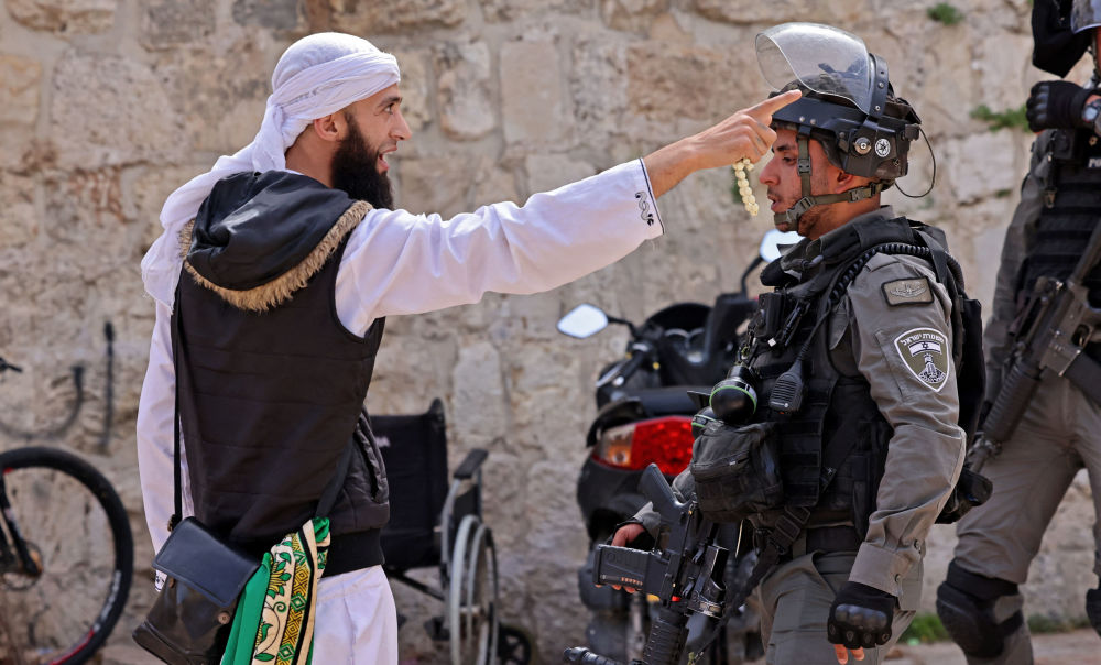 Столкновения между полицией Израиля и палестинскими демонстрантами в Старом городе Иерусалима возле мечети Аль-Акса, 10 мая 2021 год 