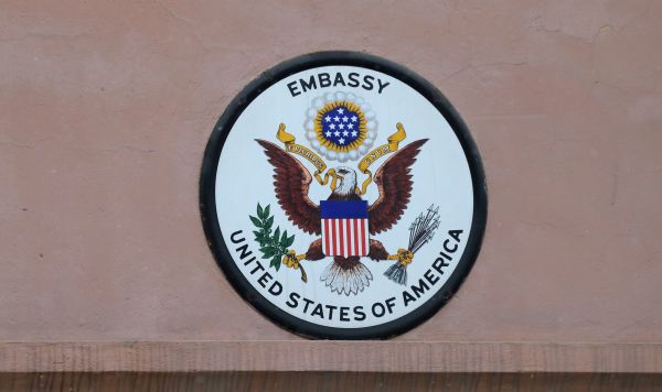 Табличка на здании посольства США 