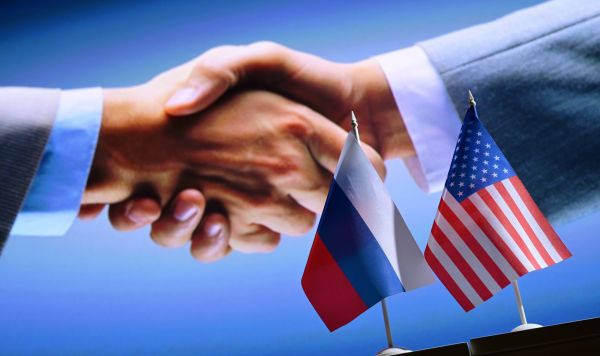 Государственные флаги России и США