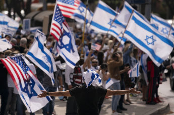 Демонстранты  во время митинга в поддержку Израиля в Лос-Анджелесе, США, 12 мая 2021 года