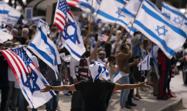 Демонстранты  во время митинга в поддержку Израиля в Лос-Анджелесе, США, 12 мая 2021 года