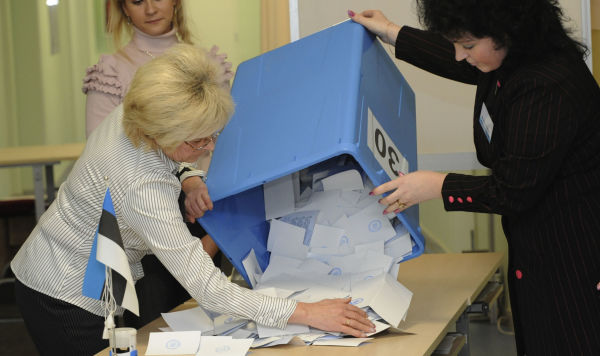 Подсчёт голосов на избирательном участи в Таллине 