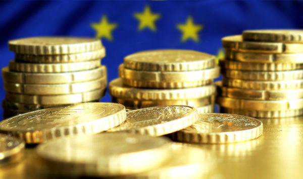 Монеты Евро и флаг ЕС