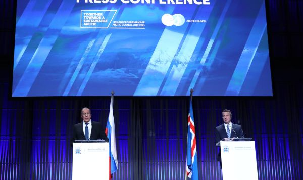 Главы МИД РФ и Исландии Сергей Лавров и Гудлёйгур Тор Тордарсон на пресс-конференции в Рейкьявике