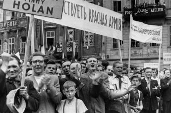 Жители освобожденной Праги встречают советские войска. Май 1945 года