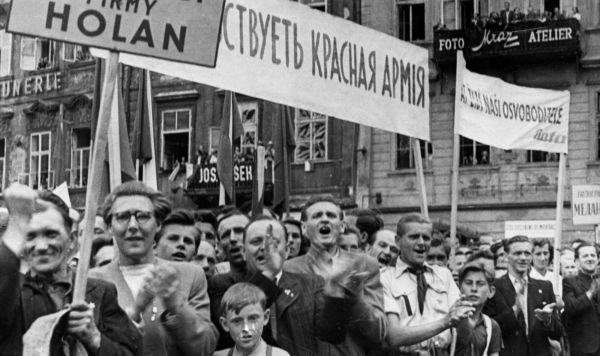 Жители освобожденной Праги встречают советские войска. Май 1945 года