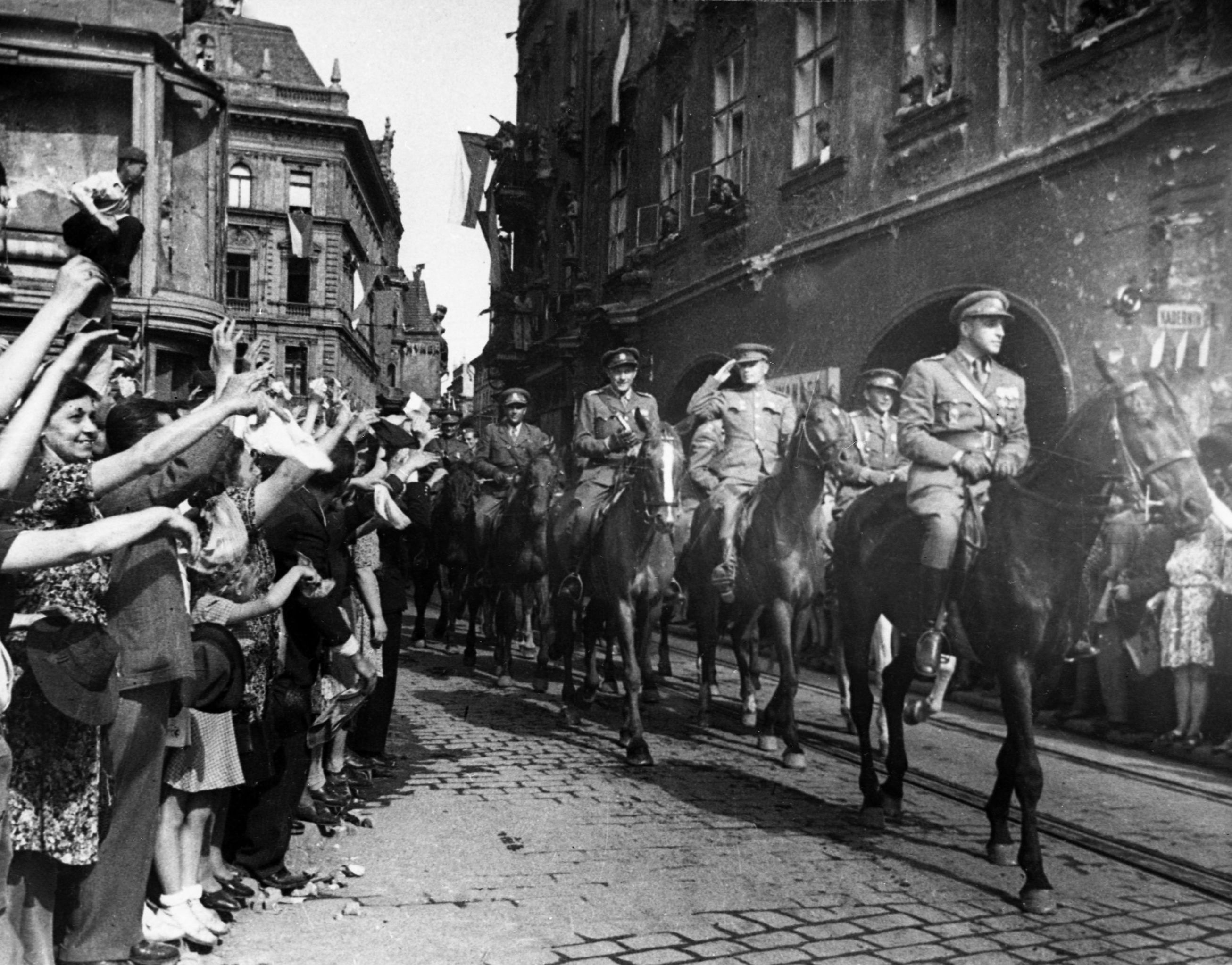 Жители освобожденной Праги встречают воинов Советской армии. Май 1945 года