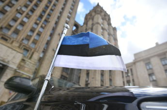 Флаг Эстонии на фоне здания МИД России