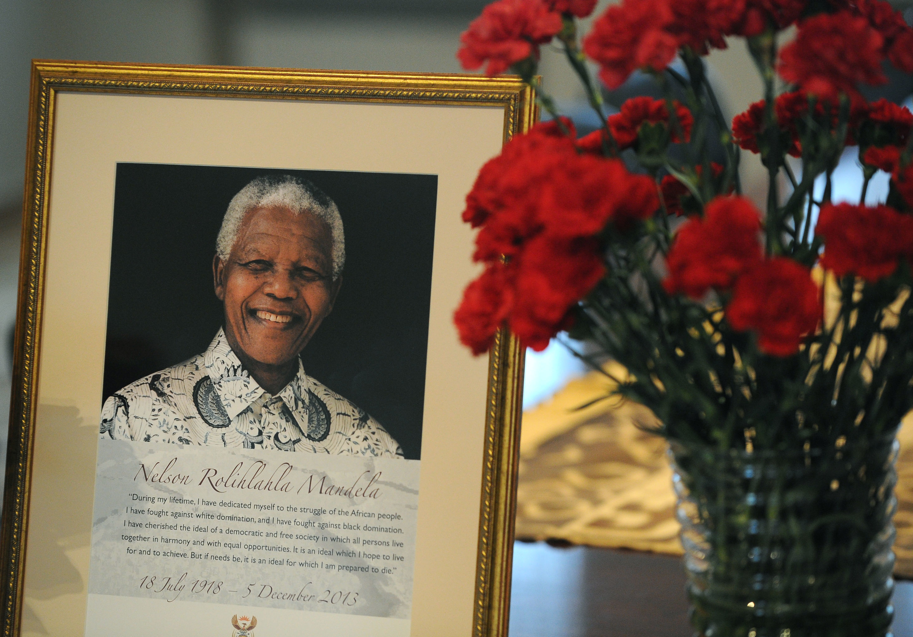 Портрет Нельсона Манделы в посольстве Южно-Африканской Республики в Москве