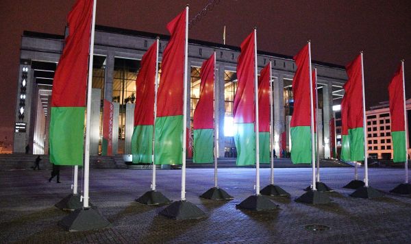 Флаги Белоруссии у Дворца Республики в Минске