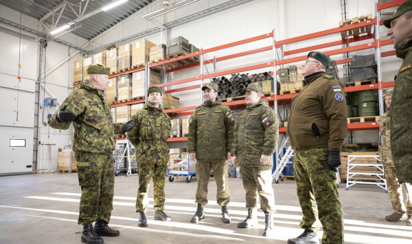 Российские специалисты выполняют инспекцию на территории военного объекта Эстонии, 5 февраля 2020 года