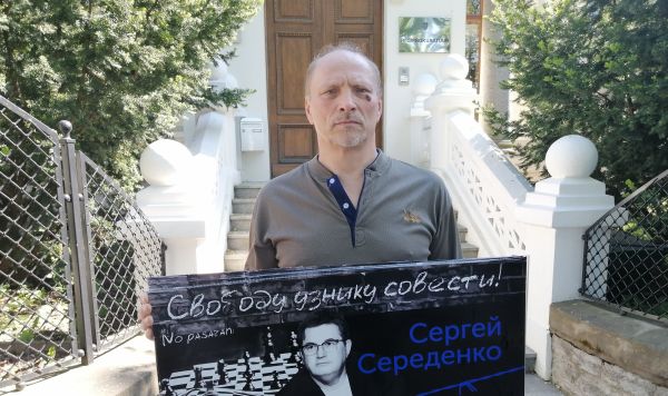 Сергей Чаулин во время акции протеста против ареста эстонскими спецслужбами правозащитника Сергея Середенко, 8 июня 2021 