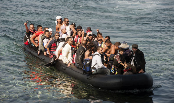 Беженцы прибывают на остров Лесбос, Греция, 2015 год 