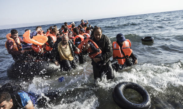 Беженцы прибывают на остров Лесбос, Греция, 2015 год 