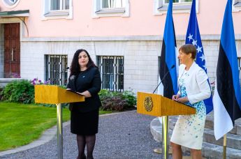 Президент Косово Вьоса Османи-Садриу и президент Эстонии Керсти Кальюлайд (справа)  на встрече в Таллине, 10 июня 2021