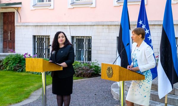 Президент Косово Вьоса Османи-Садриу и президент Эстонии Керсти Кальюлайд (справа)  на встрече в Таллине, 10 июня 2021