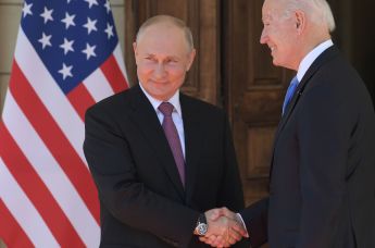 16 июня 2021. Президент РФ Владимир Путин и президент США Джо Байден (справа) во время встречи в Женеве на вилле Ла Гранж. 