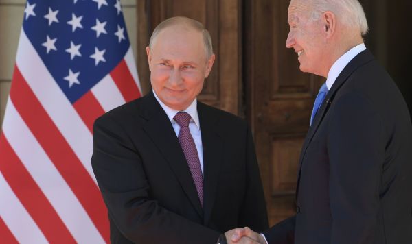 16 июня 2021. Президент РФ Владимир Путин и президент США Джо Байден (справа) во время встречи в Женеве на вилле Ла Гранж. 
