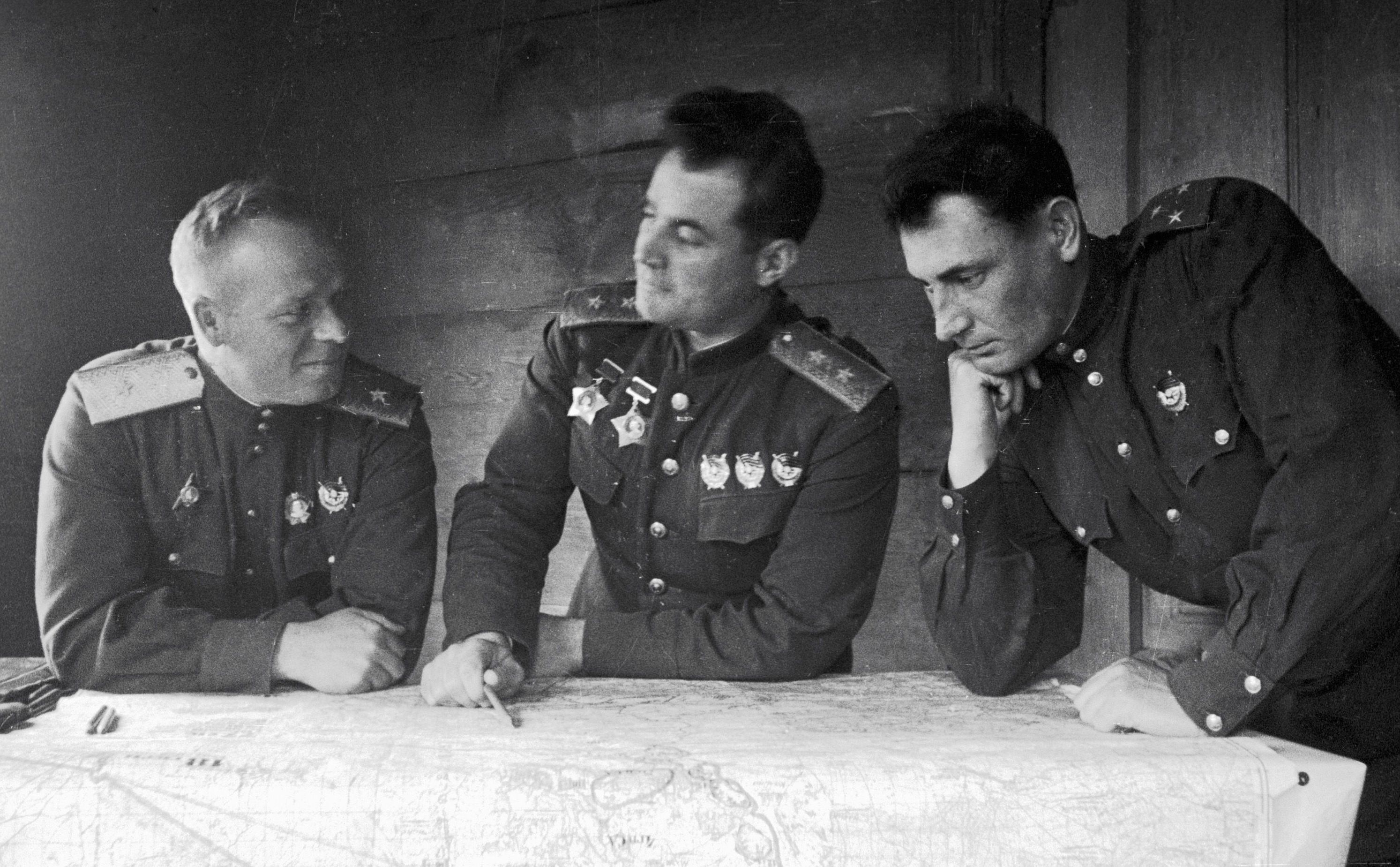 Генерал-лейтенант Иван Черняховский (в центре) с офицерами в штабе 60-ой армии