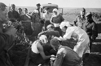 Медсестры оказывают помощь первым раненым после воздушного налета фашистов под Кишиневом, 22 июня 1941