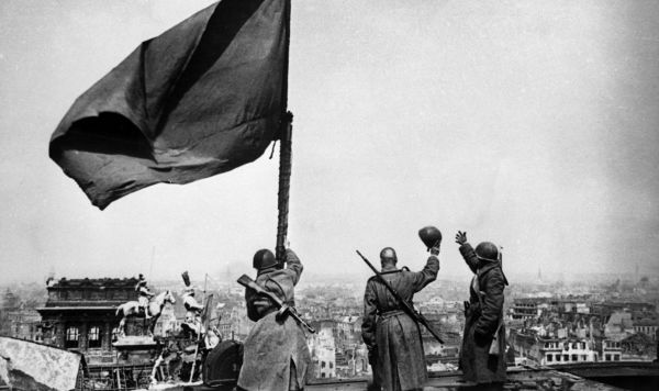 Советское знамя над Рейхстагом, май 1945