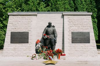 Памятник "Бронзовый солдат" на Военном кладбище в Таллине