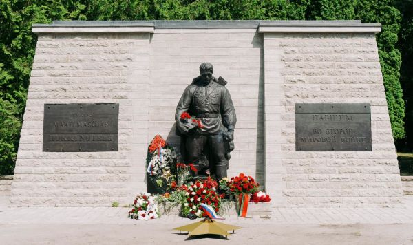Памятник "Бронзовый солдат" на Военном кладбище в Таллине