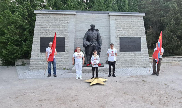 Вечный огонь у памятника павшим воинам на Военном кладбище Таллина, 22 июня 2021