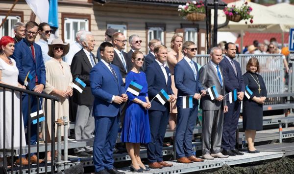 Премьер-министр Эстонии Кая Каллас и спикер Рийгикогу Юри Ратас во время парада в  День победы, 23 июня 2021