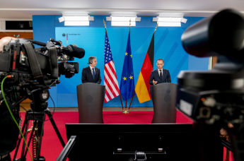 Министр иностранных дел Германии Хайко Маас (справа) и госсекретарь США Энтони Блинкен (слева) выступают на пресс-конференции в Берлине, 23 июня 2021