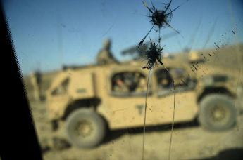 Солдаты НАТО в Афганистане сквозь треснувшее стекло