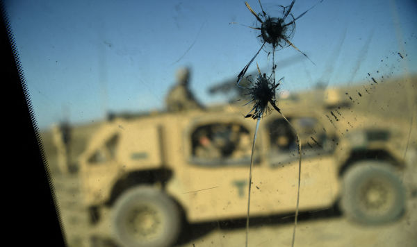 Солдаты НАТО в Афганистане сквозь треснувшее стекло