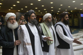 Члены делегации Талибана* во главе с главным переговорщиком муллой Абдул Гани Барадаром