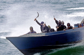 Учения по борьбе с пиратством в Малаккском проливе между Сингапуром и индонезийским островом Батам